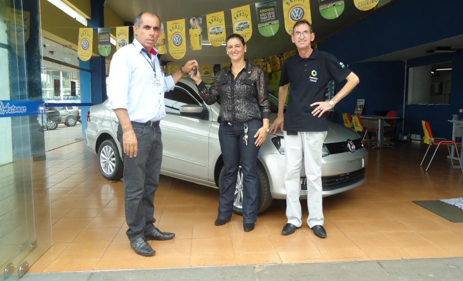 Agente de crédito Reinaldo Ribeiro acompanha os taxistas Estevan Cezar de Oliveira e Rosinei Veronez de Aguiar ao receberem as chaves dos novos veículos.