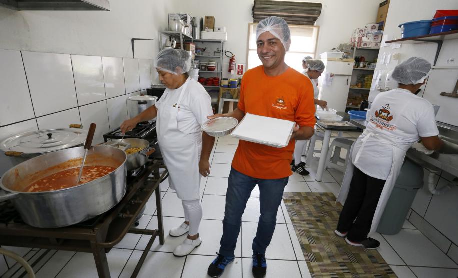 Crédito de baixo custo ajuda empreendedor a iniciar negócio próprio Morador de Cornélio Procópio usou financiamento da Fomento Paraná para iniciar empresa para entregar marmitas, que criou quatro empregos. Agora o empreendedor pensa em abrir um restaurante