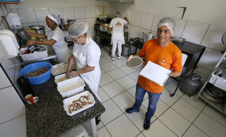 Crédito de baixo custo ajuda empreendedor a iniciar negócio próprio Morador de Cornélio Procópio usou financiamento da Fomento Paraná para iniciar empresa para entregar marmitas, que criou quatro empregos. Agora o empreendedor pensa em abrir um restaurante