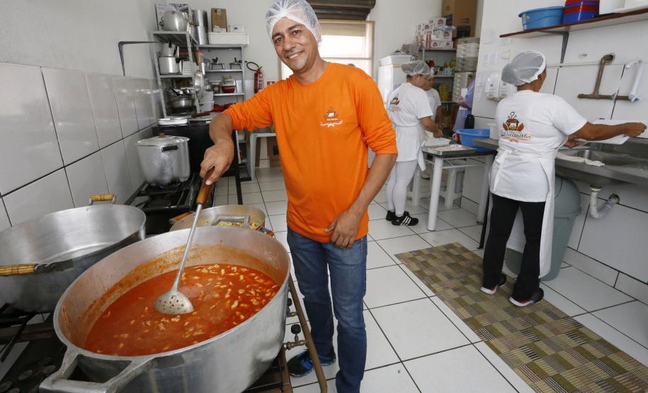 Crédito de baixo custo ajuda empreendedor a iniciar negócio próprio Morador de Cornélio Procópio usou financiamento da Fomento Paraná para iniciar empresa para entregar marmitas, que criou quatro empregos. Agora o empreendedor pensa em abrir um restaurante