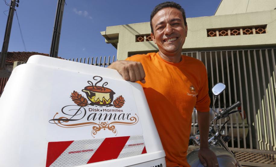 Crédito de baixo custo ajuda empreendedor a iniciar negócio próprio Morador de Cornélio Procópio usou financiamento da Fomento Paraná para iniciar empresa para entregar marmitas, que criou quatro empregos. Agora o empreendedor pensa em abrir um restaurante