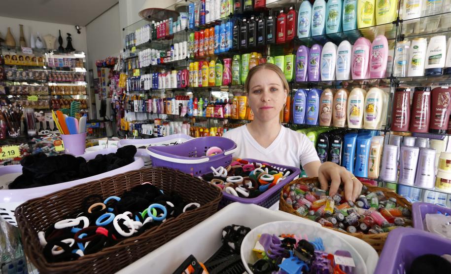 A loja de cosméticos da Jeziane Cavelagna de Souza foi aberta com apoio de linha de crédito de baixo custo do Banco do Empreendedor.