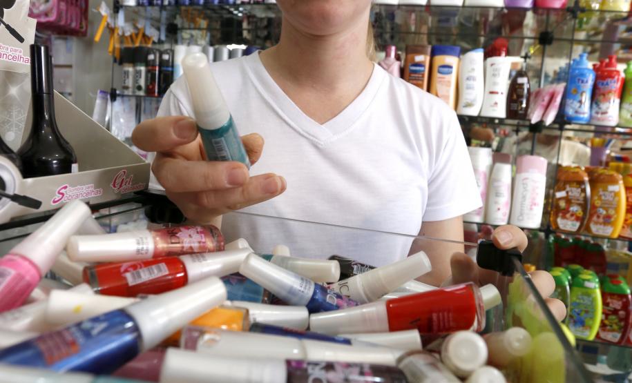 A loja de cosméticos da Jeziane Cavelagna de Souza foi aberta com apoio de linha de crédito de baixo custo do Banco do Empreendedor.