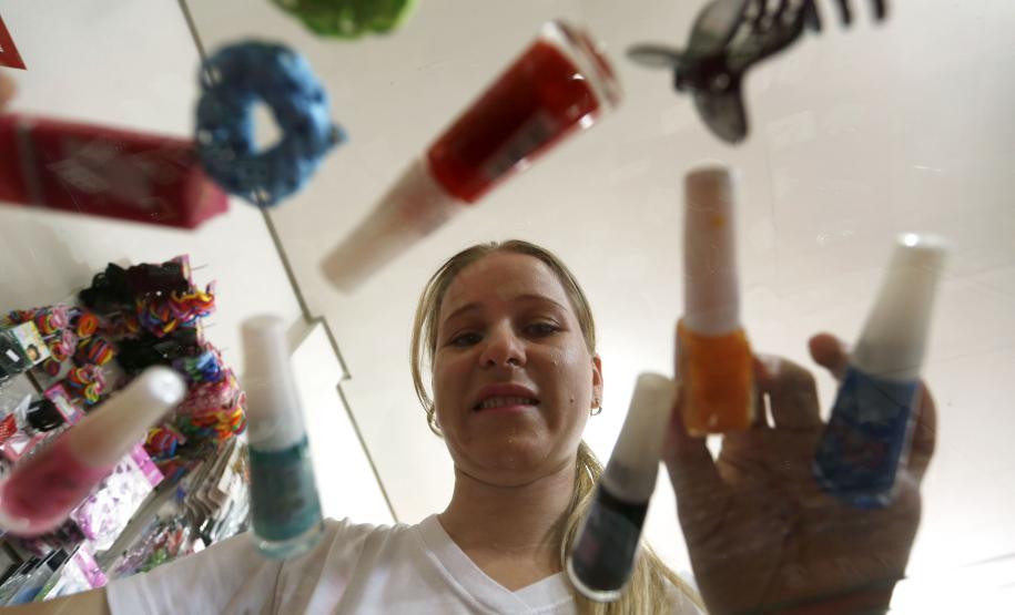 A loja de cosméticos da Jeziane Cavelagna de Souza foi aberta com apoio de linha de crédito de baixo custo do Banco do Empreendedor.