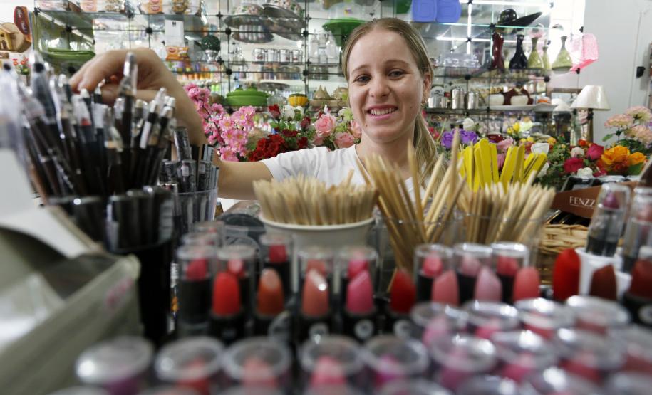 A loja de cosméticos da Jeziane Cavelagna de Souza foi aberta com apoio de linha de crédito de baixo custo do Banco do Empreendedor.