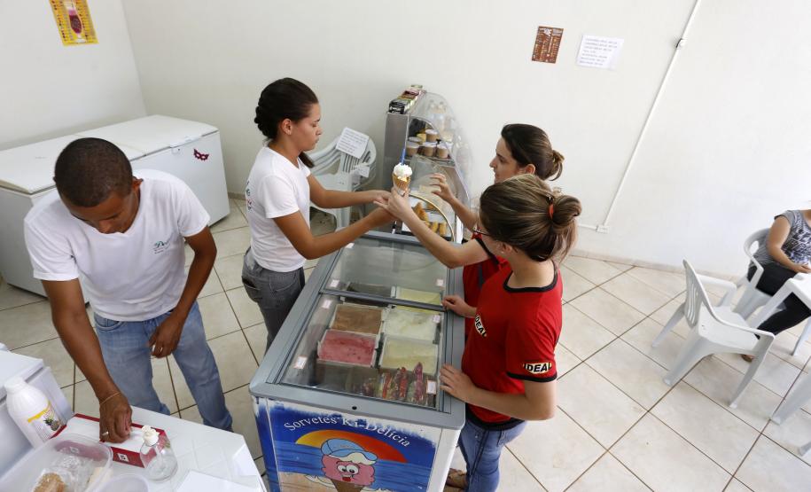 A sorveteria da Jéssica Caroline Evangelista foi aberta com apoio de linha de crédito de baixo custo do Banco do Empreendedor.