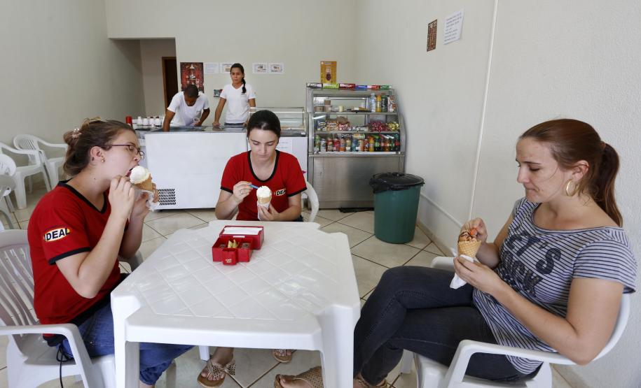 A sorveteria da Jéssica Caroline Evangelista foi aberta com apoio de linha de crédito de baixo custo do Banco do Empreendedor.