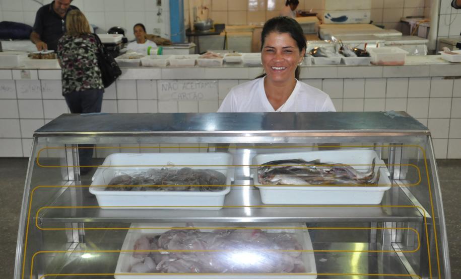 Crédito da Fomento Paraná ajuda pescadores de Matinhos a modernizar a atividade Novos balcões refrigerados começam a ser instalados no Mercado de Peixe por meio de financiamentos com baixas taxas de juros oferecidos pela Fomento Paraná aos concessionários de bancas do local. Além de mais qualidade e segurança alimentar, medida gera economia de custos para os empreendedores