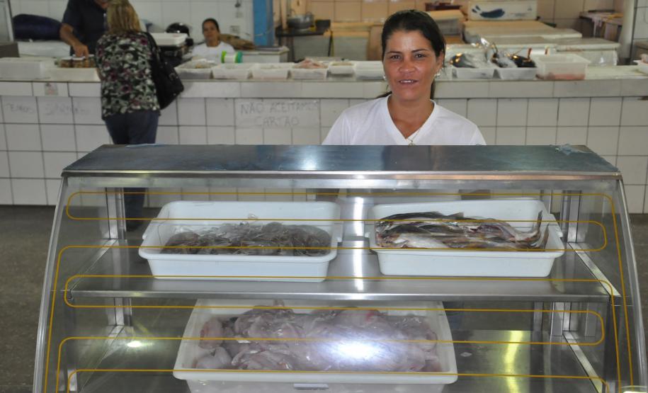 Crédito da Fomento Paraná ajuda pescadores de Matinhos a modernizar a atividade Novos balcões refrigerados começam a ser instalados no Mercado de Peixe por meio de financiamentos com baixas taxas de juros oferecidos pela Fomento Paraná aos concessionários de bancas do local. Além de mais qualidade e segurança alimentar, medida gera economia de custos para os empreendedores