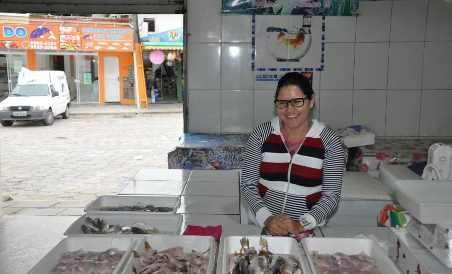 Crédito da Fomento Paraná ajuda pescadores de Matinhos a modernizar a atividade Novos balcões refrigerados começam a ser instalados no Mercado de Peixe por meio de financiamentos com baixas taxas de juros oferecidos pela Fomento Paraná aos concessionários de bancas do local. Além de mais qualidade e segurança alimentar, medida gera economia de custos para os empreendedores