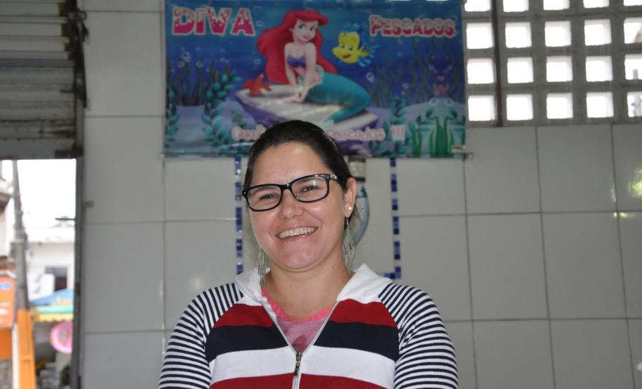 Crédito da Fomento Paraná ajuda pescadores de Matinhos a modernizar a atividade Novos balcões refrigerados começam a ser instalados no Mercado de Peixe por meio de financiamentos com baixas taxas de juros oferecidos pela Fomento Paraná aos concessionários de bancas do local. Além de mais qualidade e segurança alimentar, medida gera economia de custos para os empreendedores