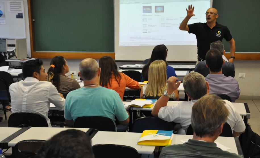 Fomento Paraná abre inscrições para a segunda turma de agentes de crédito de 2014 Imagem do último curso de agentes de crédito da Fomento Paraná.