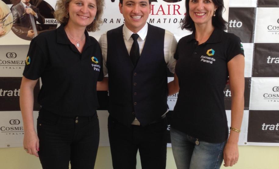 Técnicos da Fomento Paraná no workshop Magic Hair, com o palestrante Rodrigo Cintra. A Fomento Paraná atende cabeleireiros da região interessados em financiar aquisição de máquinas e equipamentos, ampliações, construção e reformas com as linhas de crédito de baixo custo.