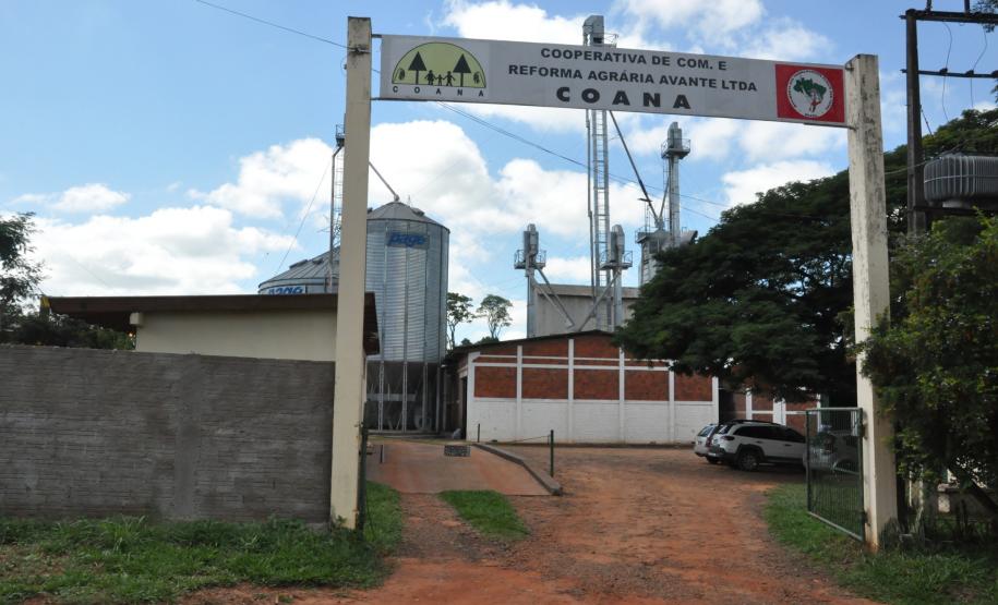 Cooperativa de assentados recebe crédito e pode dobrar produção de arroz A produção de arroz da Cooperativa de Comercialização e Reforma Agrária Avante (Coana), que reúne 1.300 famílias cooperadas em Querência do Norte, no Noroeste do Paraná, deve dobrar nos próximos anos. O incremento da produção está sendo viabilizado por meio de um financiamento concedido em julho de 2013 pela Fomento Paraná.