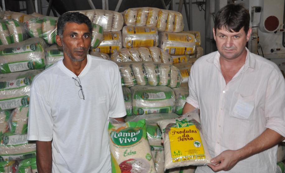 Cooperativa de assentados recebe crédito e pode dobrar produção de arroz A produção de arroz da Cooperativa de Comercialização e Reforma Agrária Avante (Coana), que reúne 1.300 famílias cooperadas em Querência do Norte, no Noroeste do Paraná, deve dobrar nos próximos anos. O incremento da produção está sendo viabilizado por meio de um financiamento concedido em julho de 2013 pela Fomento Paraná.