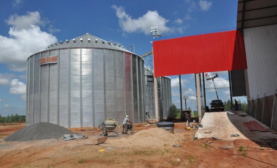Cooperativa de assentados recebe crédito e pode dobrar produção de arroz A produção de arroz da Cooperativa de Comercialização e Reforma Agrária Avante (Coana), que reúne 1.300 famílias cooperadas em Querência do Norte, no Noroeste do Paraná, deve dobrar nos próximos anos. O incremento da produção está sendo viabilizado por meio de um financiamento concedido em julho de 2013 pela Fomento Paraná.