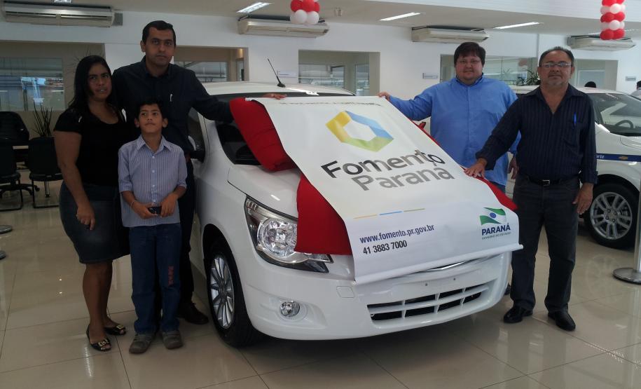 Cornélio Procópio tem táxi financiado pela Fomento Paraná O taxista Marcos dos Santos Rocha, morador de Cornélio Procópio, no Norte do Estado, está rodando com táxi novo na praça. Rocha é mais um beneficiado pelo programa Banco do Empreendedor - Taxistas, uma linha de crédito especial para financiar a renovação da frota de táxis no Paraná.