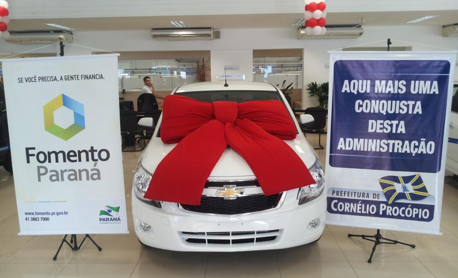 Cornélio Procópio tem táxi financiado pela Fomento Paraná O taxista Marcos dos Santos Rocha, morador de Cornélio Procópio, no Norte do Estado, está rodando com táxi novo na praça. Rocha é mais um beneficiado pelo programa Banco do Empreendedor - Taxistas, uma linha de crédito especial para financiar a renovação da frota de táxis no Paraná.