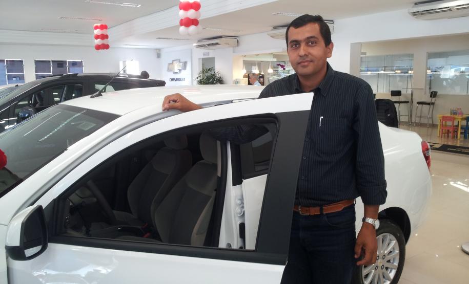 Cornélio Procópio tem táxi financiado pela Fomento Paraná O taxista Marcos dos Santos Rocha, morador de Cornélio Procópio, no Norte do Estado, está rodando com táxi novo na praça. Rocha é mais um beneficiado pelo programa Banco do Empreendedor - Taxistas, uma linha de crédito especial para financiar a renovação da frota de táxis no Paraná.