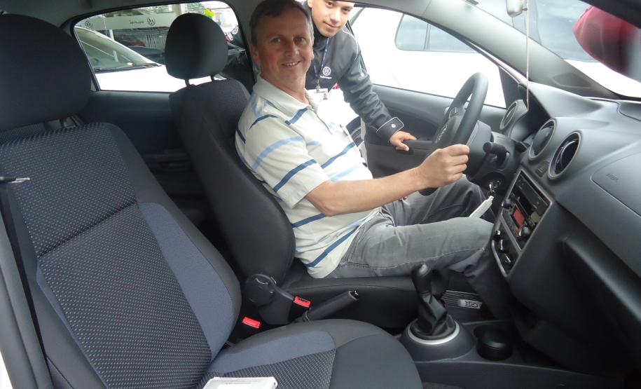 O motorista de táxi Renato Mol, morador de Quitandinha, na Região Metropolitana de Curitiba, acaba de adquirir um veículo Volkswagen Voyage 1.0, financiado pela linha de crédito Banco do Empreendedor - Taxistas, da Fomento Paraná.