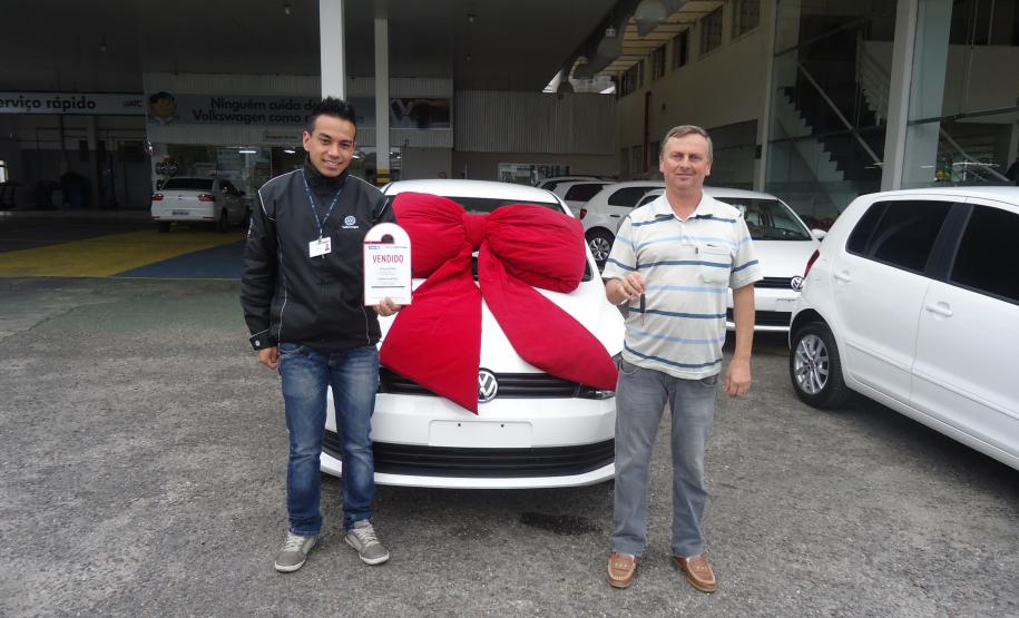O motorista de táxi Renato Mol, morador de Quitandinha, na Região Metropolitana de Curitiba, acaba de adquirir um veículo Volkswagen Voyage 1.0, financiado pela linha de crédito Banco do Empreendedor - Taxistas, da Fomento Paraná.