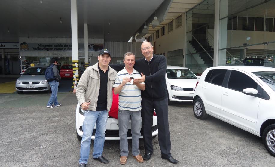 O motorista de táxi Renato Mol, morador de Quitandinha, na Região Metropolitana de Curitiba, acaba de adquirir um veículo Volkswagen Voyage 1.0, financiado pela linha de crédito Banco do Empreendedor - Taxistas, da Fomento Paraná.