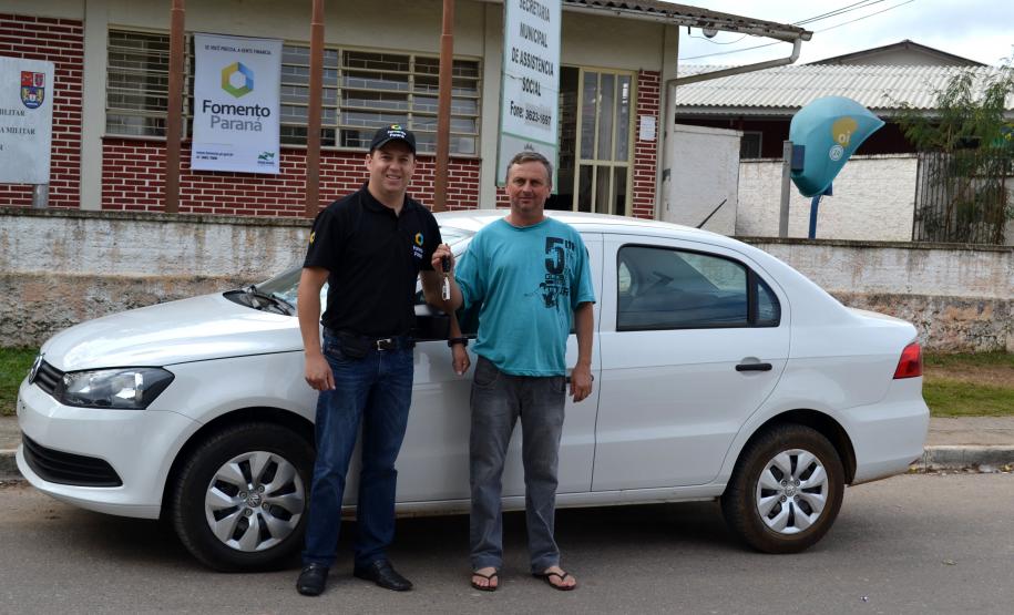 O motorista de táxi Renato Mol, morador de Quitandinha, na Região Metropolitana de Curitiba, acaba de adquirir um veículo Volkswagen Voyage 1.0, financiado pela linha de crédito Banco do Empreendedor - Taxistas, da Fomento Paraná.