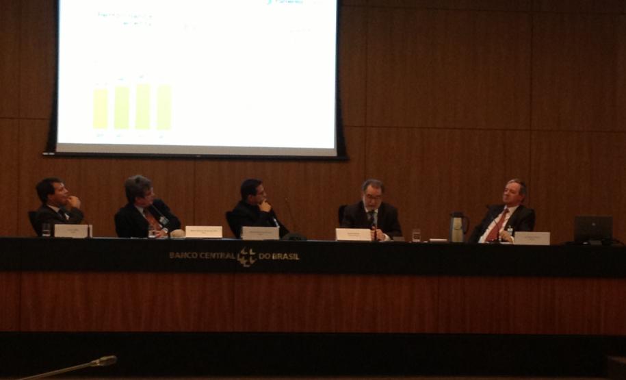 Fomento Paraná participa de workshop da FIEP sobre possibilidades de financiamento A Fomento Paraná foi uma das instituições do Sistema Nacional de Fomento que participaram de uma reunião técnica promovida pela ABDE (Associação Brasileira de Desenvolvimento) e pelo Banco Central do Brasil, em Brasília, nos dias 28, 29 e 30 de maio. No evento, o presidente da Fomento Paraná, Juraci Barbosa, apresentou a experiência da instituição no financiamento ao setor público e à infraestrutura.