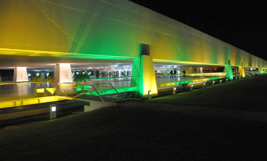 Fomento Paraná comemora 15 anos Instituição financeira de desenvolvimento paranaense contabiliza mais de R$ 1,7 bilhão em contratos de financiamento para obras em municípios e crédito para os empreendedores de micro, pequeno e médio porte.