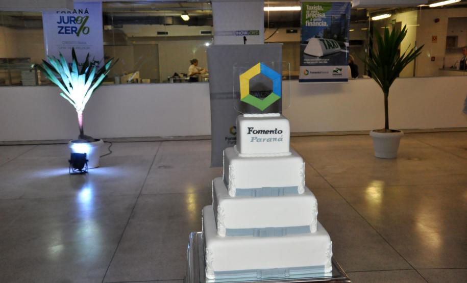Fomento Paraná comemora 15 anos Instituição financeira de desenvolvimento paranaense contabiliza mais de R$ 1,7 bilhão em contratos de financiamento para obras em municípios e crédito para os empreendedores de micro, pequeno e médio porte.