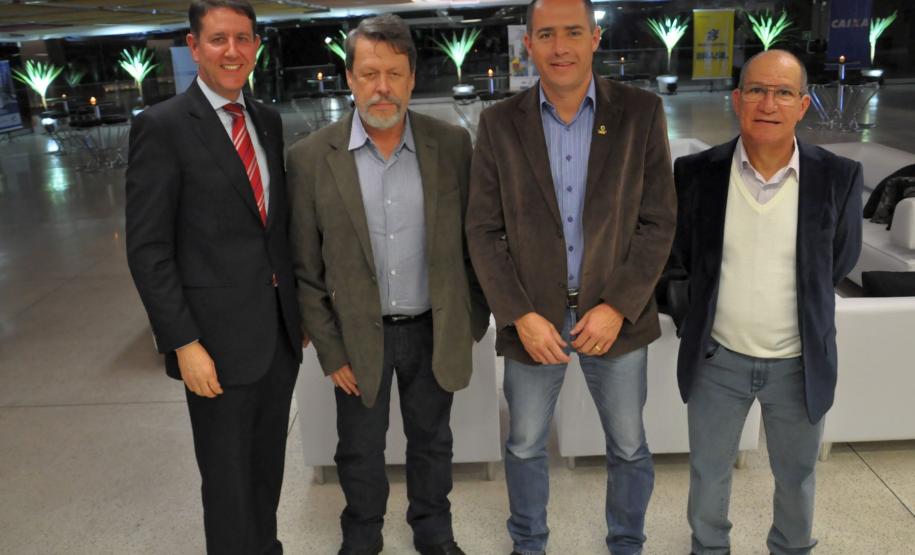 Fomento Paraná comemora 15 anos Colaboradores da instituição participam da cerimônia comemorativa.