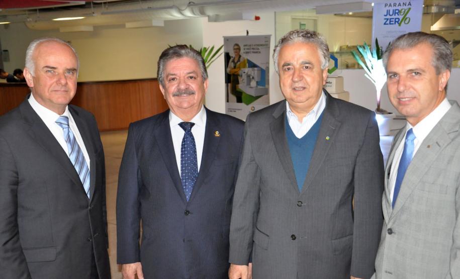 Fomento Paraná comemora 15 anos O diretor de operações do Setor Público, Jurandir Rodrigues de Oliveira (2º à esquerda na foto), participa da cerimônia comemorativa.