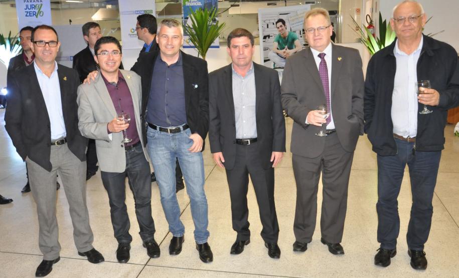 Fomento Paraná comemora 15 anos Colaboradores da instituição participam da cerimônia comemorativa.