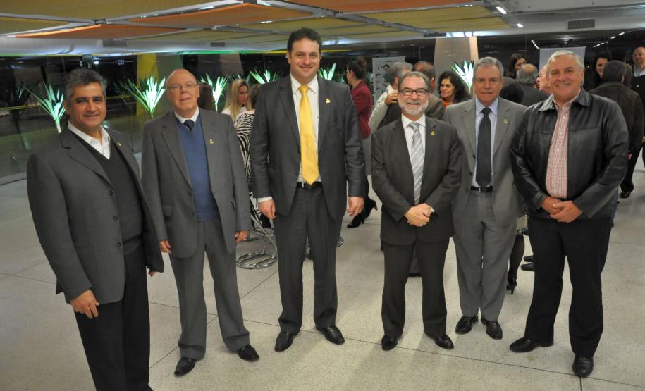 Fomento Paraná comemora 15 anos O diretor de operações do Setor Privado,
Clemenceau Merheb Calixto (1º à esquerda), Samuel Ieger Suss, diretor Jurídico, Riscos e Compliance (3º à esquerda), e o presidente da Fomento Paraná, Juraci Barbosa (3º à direita) com colaboradores da instituição.