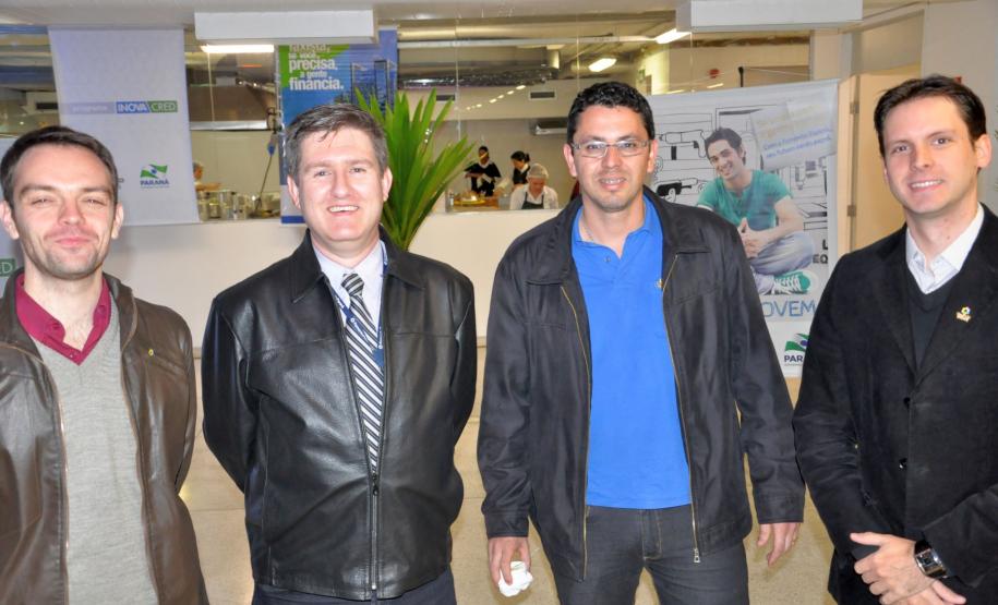 Fomento Paraná comemora 15 anos Colaboradores da instituição participam da cerimônia comemorativa.