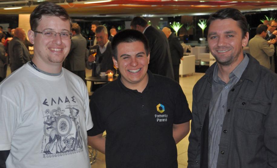 Fomento Paraná comemora 15 anos Colaboradores da instituição participam da cerimônia comemorativa.