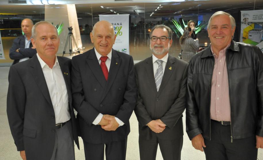 Fomento Paraná comemora 15 anos No centro da imagem, o primeiro presidente da Fomento Paraná, Pedrinho Antônio Furlan e o atual presidente, Juraci Barbosa, na solenidade comemorativa.