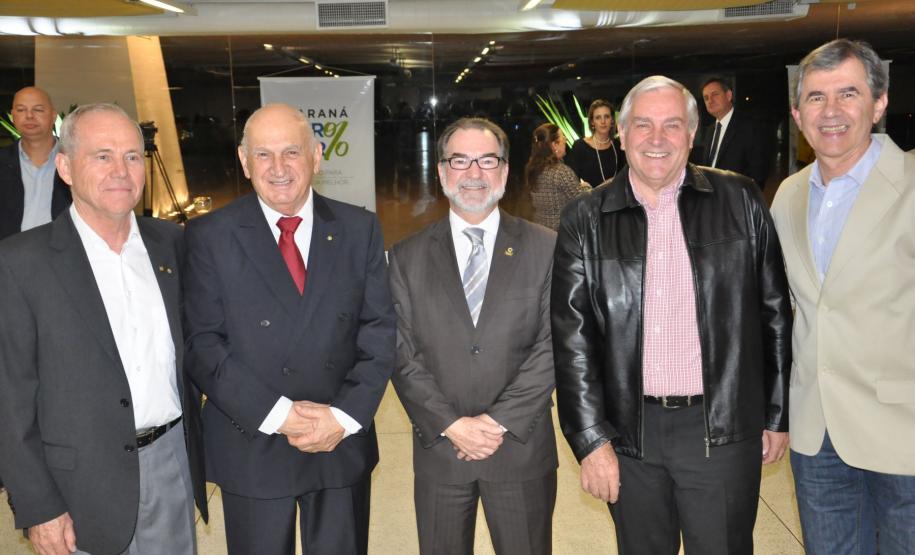 Fomento Paraná comemora 15 anos O primeiro presidente da Fomento Paraná, Pedrinho Antônio Furlan (2º à esquerda) e o atual presidente, Juraci Barbosa (no centro), participam da solenidade comemorativa.