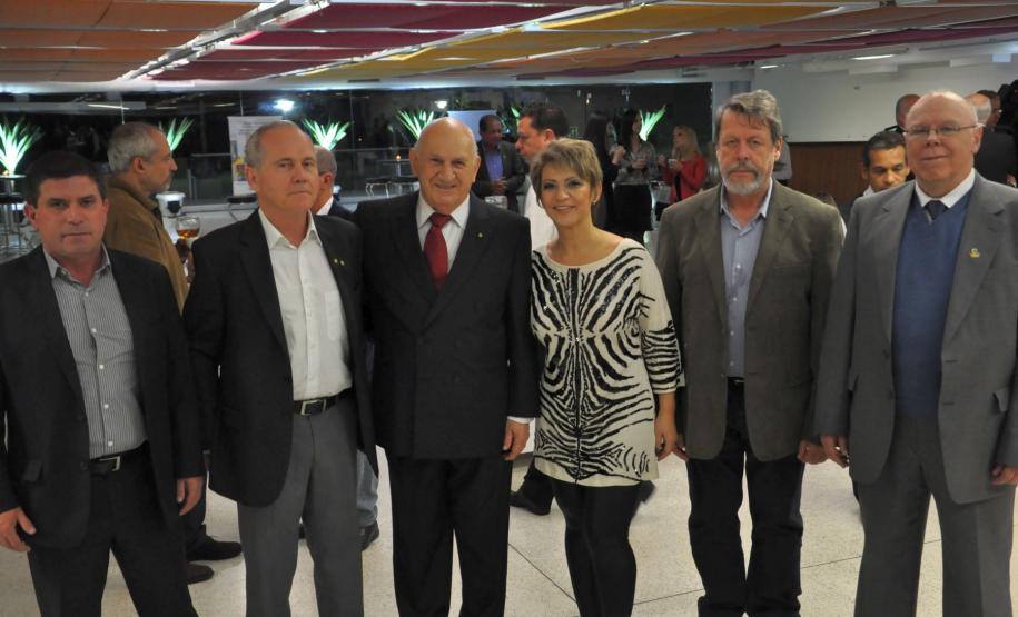 Fomento Paraná comemora 15 anos O primeiro presidente da Fomento Paraná, Pedrinho Antônio Furlan (3º à esquerda na imagem), com colaboradores da instituição.