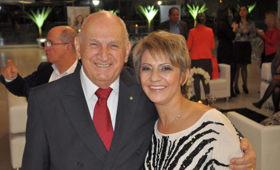 Fomento Paraná comemora 15 anos O primeiro presidente da Fomento Paraná, Pedrinho Antônio Furlan (3º à esquerda na imagem), com a colaboradora Silvana Yamagutt.