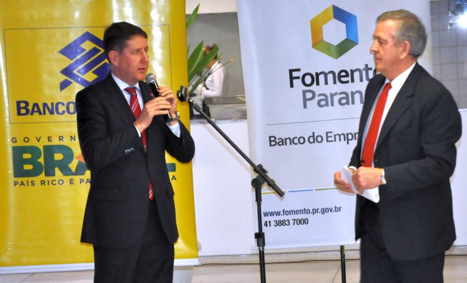 Fomento Paraná comemora 15 anos O auditor interno da instituição, Juarez Rossetim, discursa durante a solenidade.