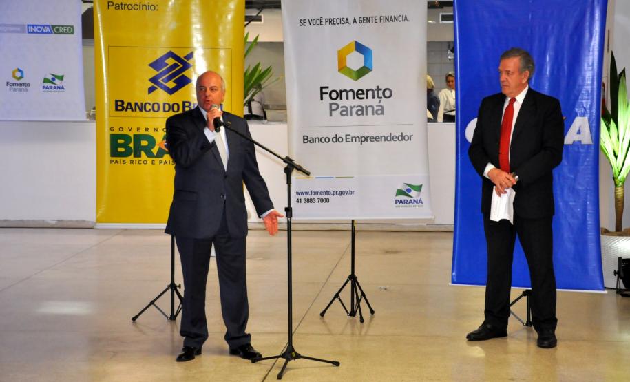 Fomento Paraná comemora 15 anos O presidente da Associação Comercial do Paraná, Edson Ramon, discursa em nome do empresariado paranaense.