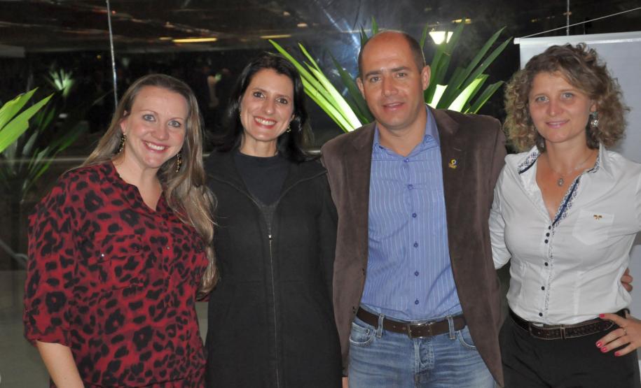 Fomento Paraná comemora 15 anos Colaboradores da instituição participam da cerimônia comemorativa.