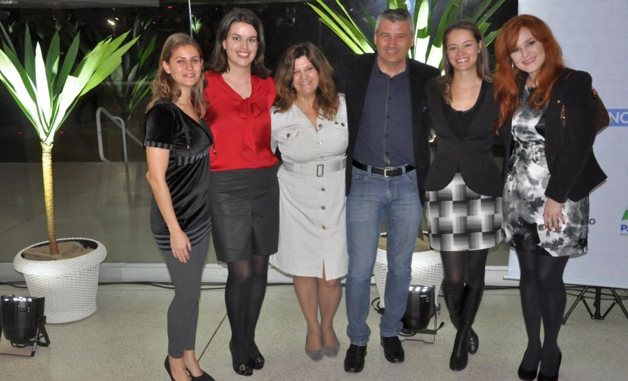 Fomento Paraná comemora 15 anos Colaboradores da instituição participam da cerimônia comemorativa.