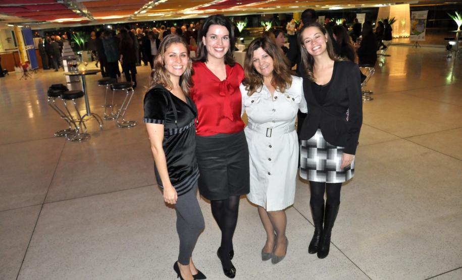 Fomento Paraná comemora 15 anos Colaboradores da instituição participam da cerimônia comemorativa.