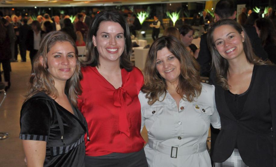 Fomento Paraná comemora 15 anos Colaboradores da instituição participam da cerimônia comemorativa.