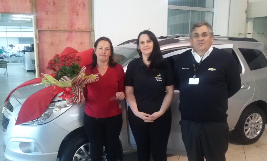 A permissionária Marisliane Fatima Pagnoncelli com a agente de crédito Nadia de Bastiani na retirada do veículo na concessionária.