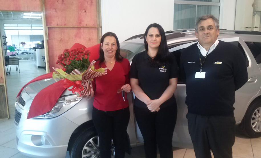 A permissionária Marisliane Fatima Pagnoncelli com a agente de crédito Nadia de Bastiani na retirada do veículo na concessionária.