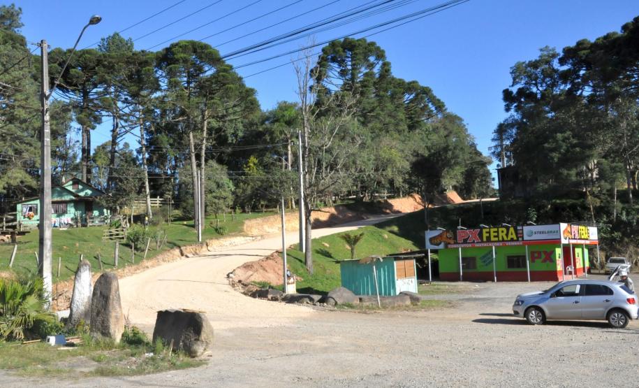 A Prefeitura de Quatro Barras, na Região Metropolitana de Curitiba trabalha nas obras de pavimentação de um trecho de 6,5 quilômetros da Estrada do Palmitalzinho.