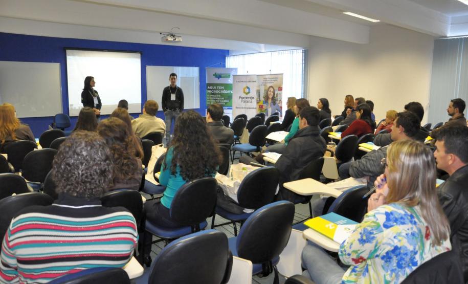 Fomento Paraná forma nova turma de agentes de crédito A Fomento Paraná conclui nesta quinta (17) e sexta (18), em Curitiba, a formação de mais uma turma do curso de formação de agentes de crédito.